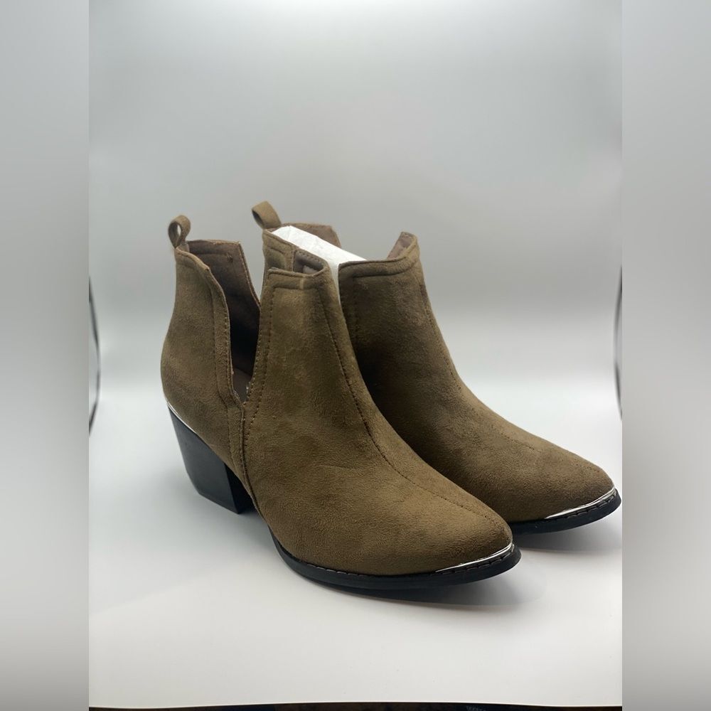 New without tags‎ booties